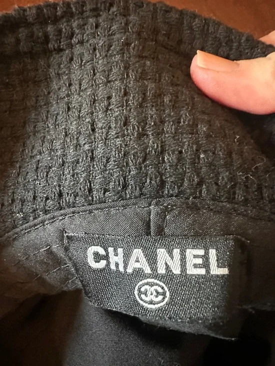 CHANEL Black Bucket Hat with White CC Trim - Picture 3 of 4